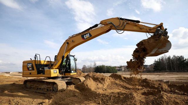 Machines lourdes creusant dans la terre