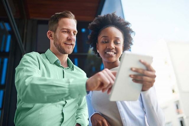 Homme et femme regardant une tablette