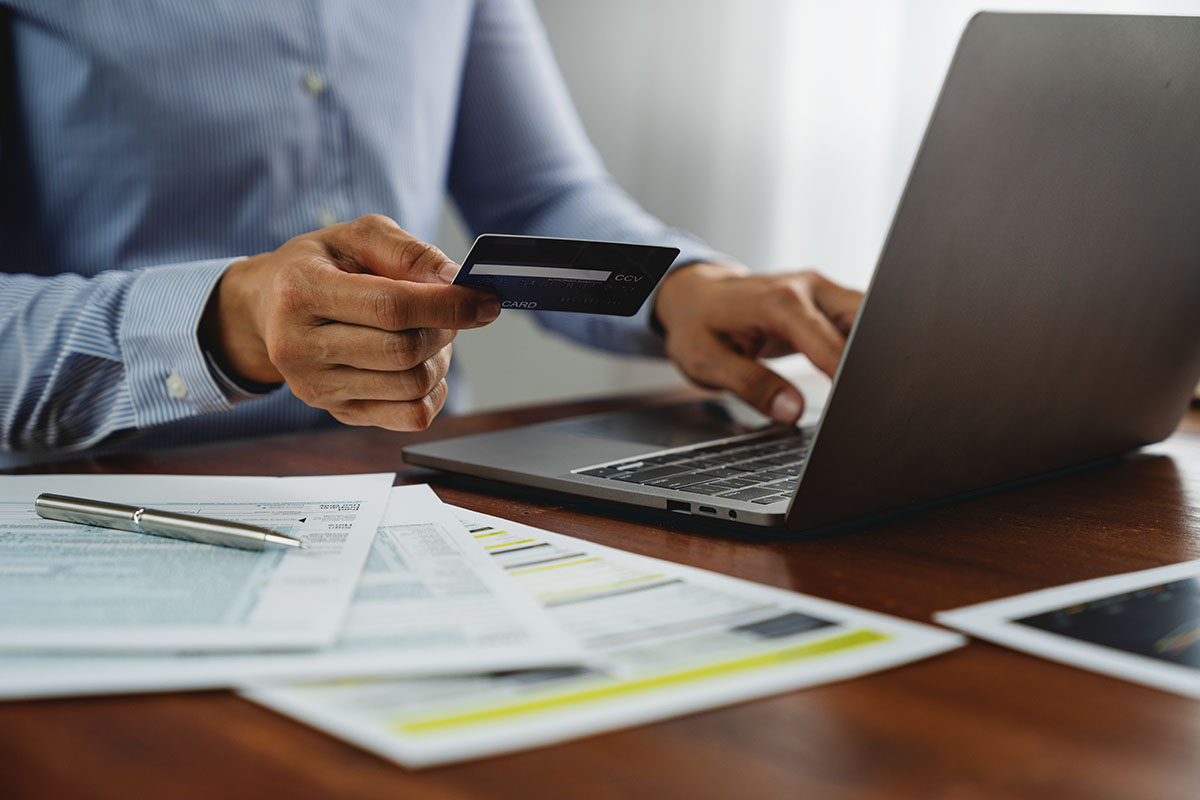 Person using a credit card to make payment