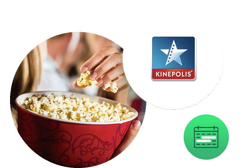 Main saisissant du pop-corn avec le logo Kinepolis