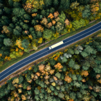 Luchtfoto wegtransport met vrachtwagen op de snelweg